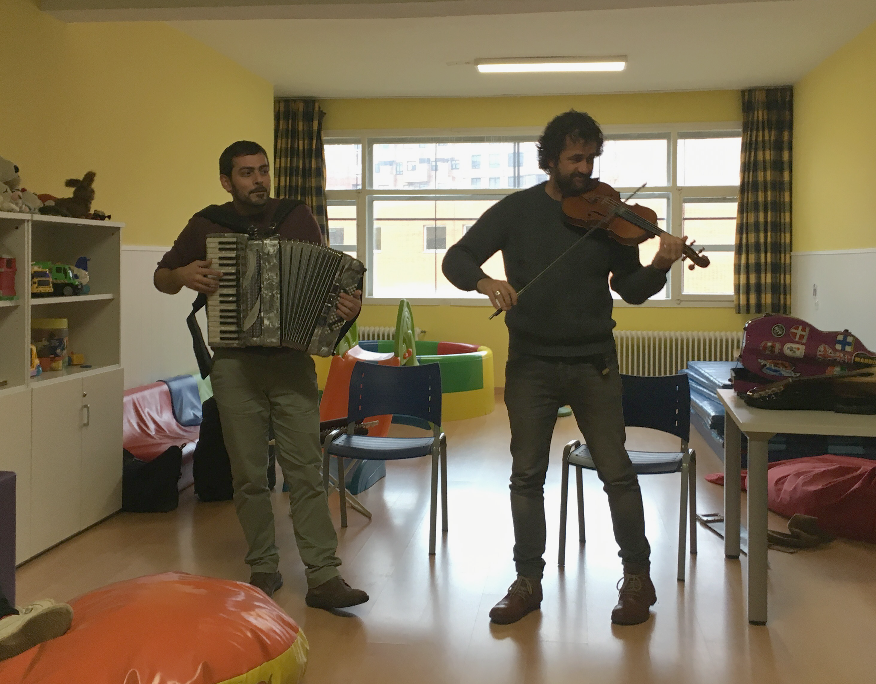 Visita musical de Fetén Fetén al colegio El Alba
